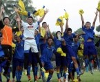 Arema U-17 Angkat Trofi Juara Jawa Bali 2015 Arema U-17 Angkat Trofi Juara Jawa Bali 2015